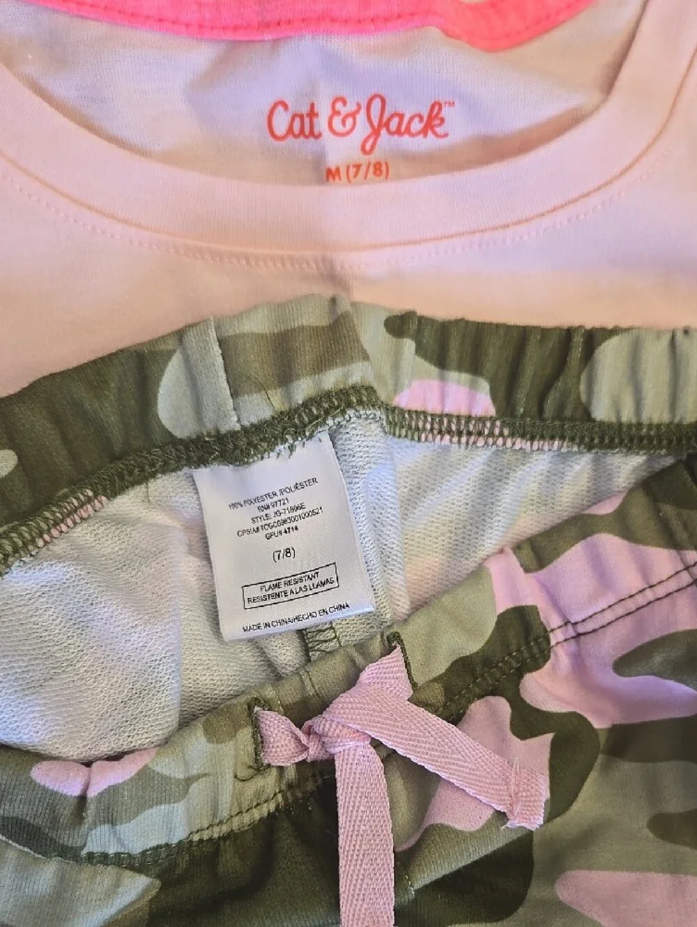 Girls 7/8 Outfit - Cat & Jack Pink Tee with Green and Pink Camo Joggers